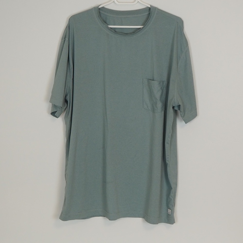Vuori Tradewind Performance T-Shirt Mens Sz 2XL Chest Pocket Green Stretch V109